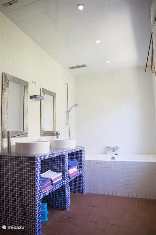 Badezimmer 2 im Obergeschoss.