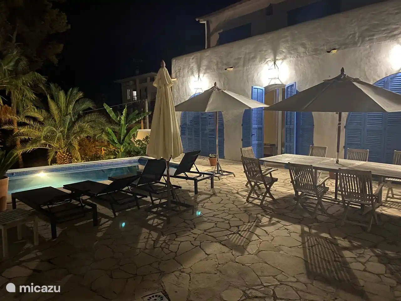 Sonnenliegen (insgesamt 8) am Pool.