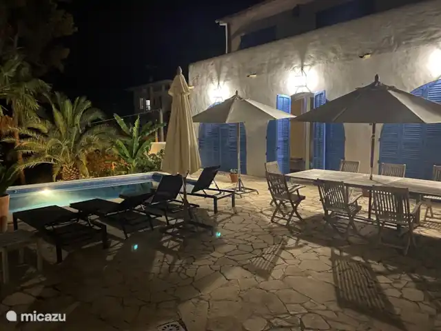 Villa Can Tulipán en España, Barcelona, Olivella - villa Tumbonas (8 en total) en la piscina.