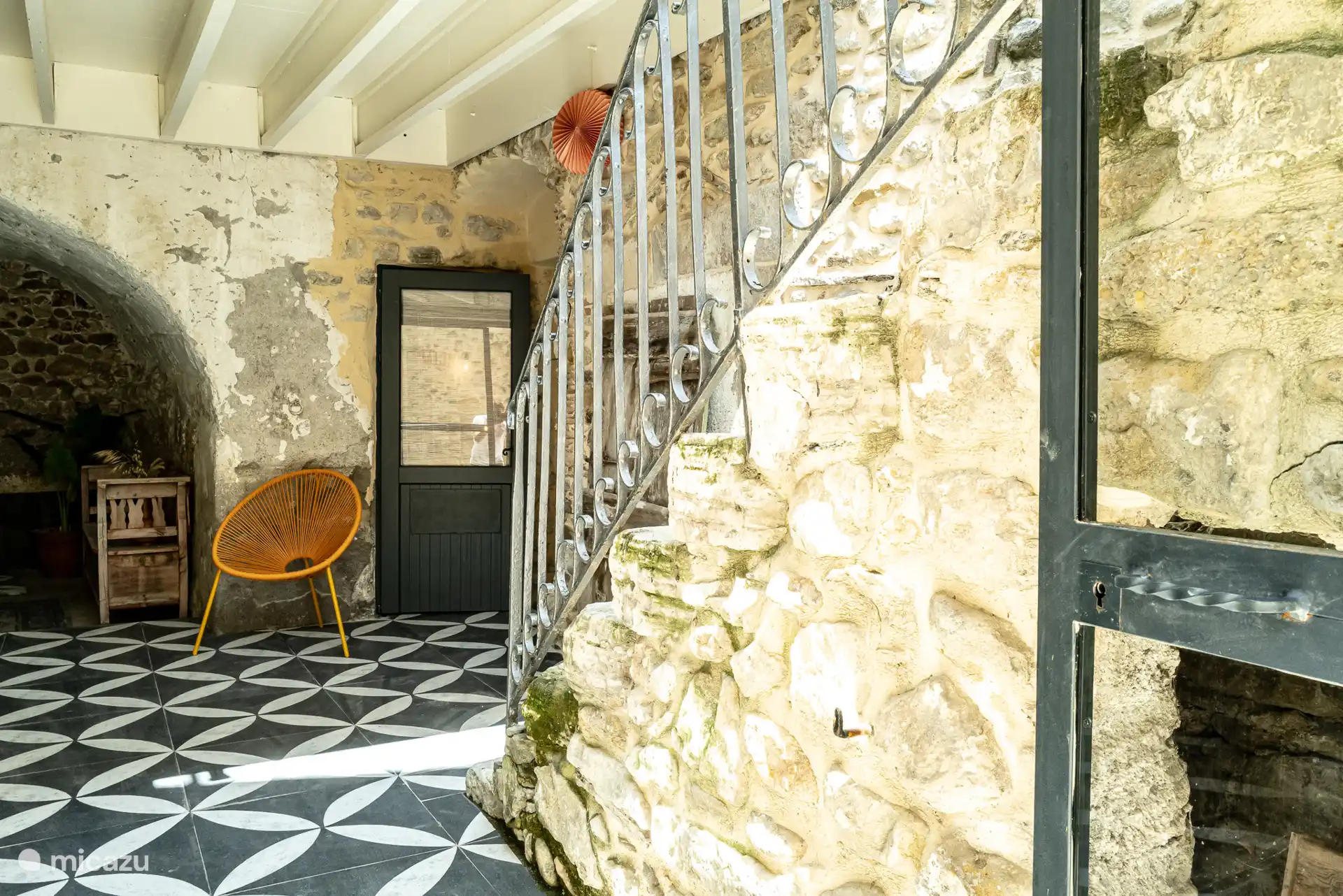 Ingang naar centrale hal met rechts de trap die richting de gîtes.