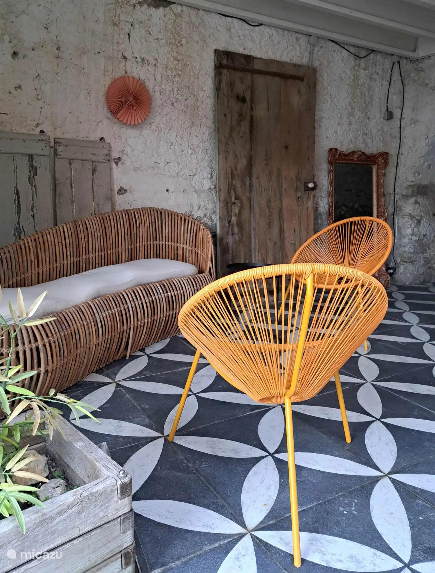 Centrale hal met lounge set.