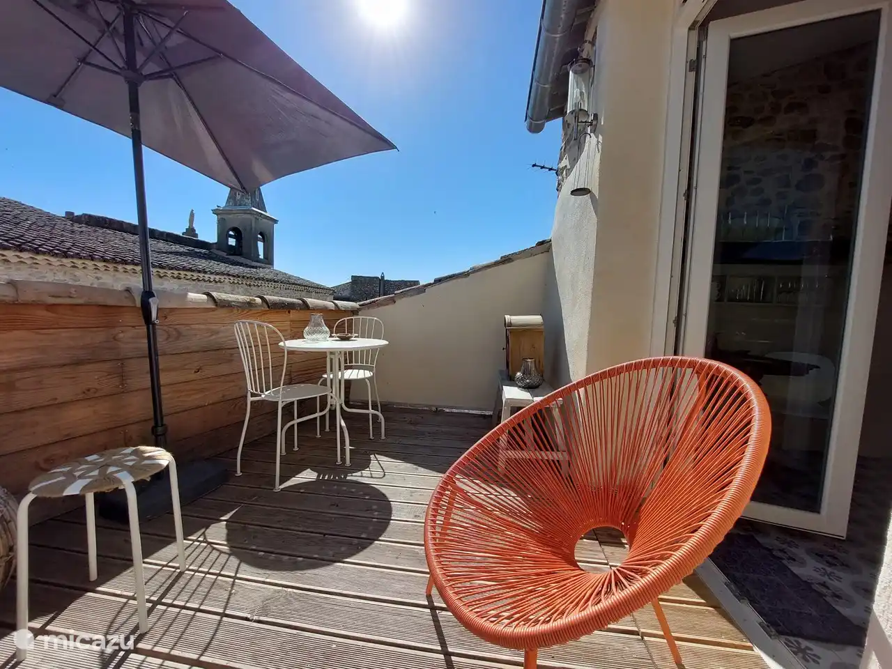 Blicken Sie über das Dorf zu den Bergen