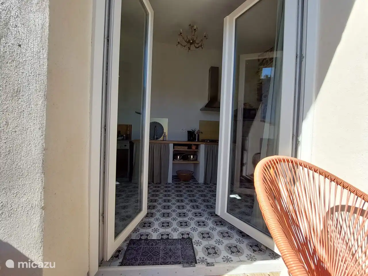 Blick von der Terrasse auf die Küche.