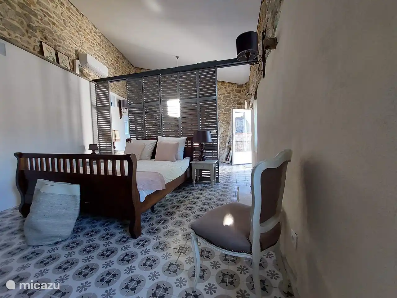 Schauen Sie vom Schlafen zum Leben durch