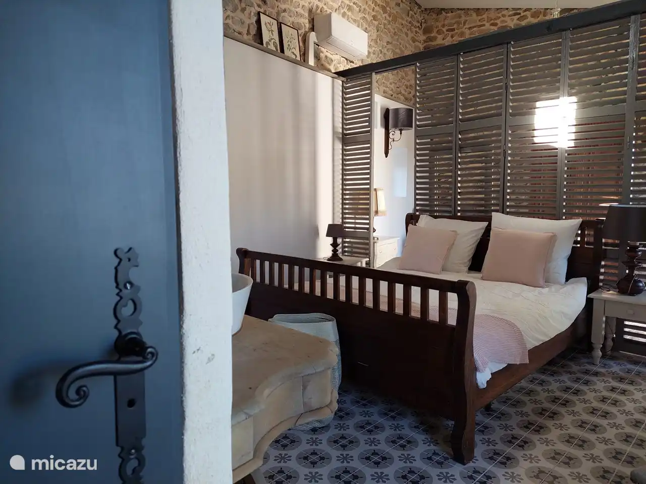 Bett 160x200 cm. Es steht ein Moskitonetz zur Verfügung.