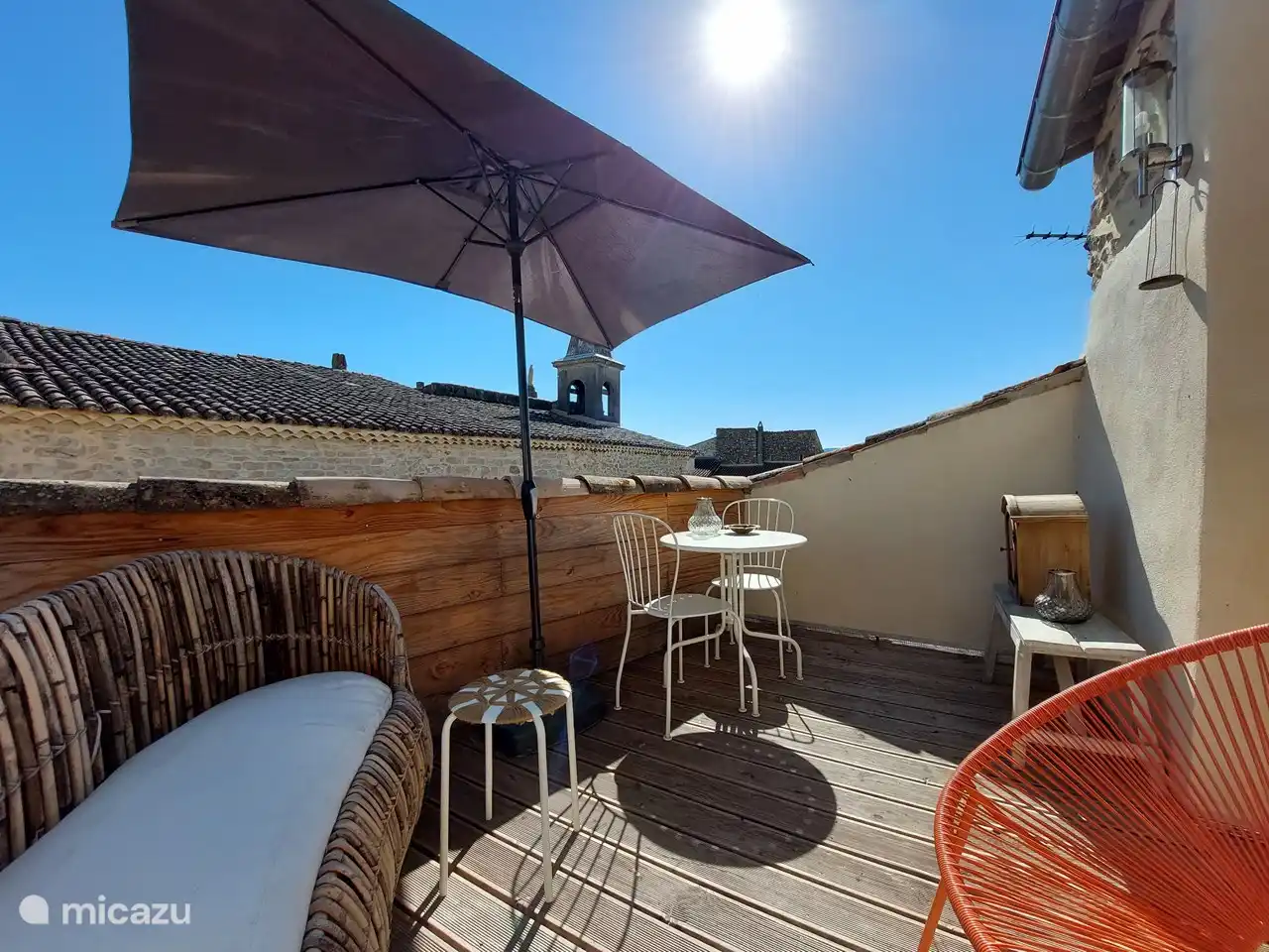 Private Terrasse mit Sitzgelegenheiten und Sonnenschirm