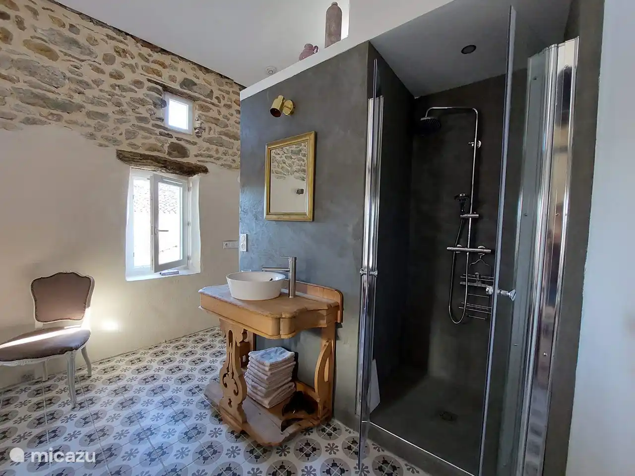 Dusche, Waschbeckenmöbel inkl. Badewäsche