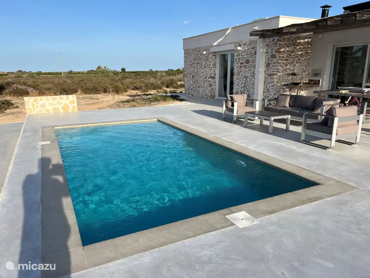 Belle piscine chauffée avec une vue magnifique 