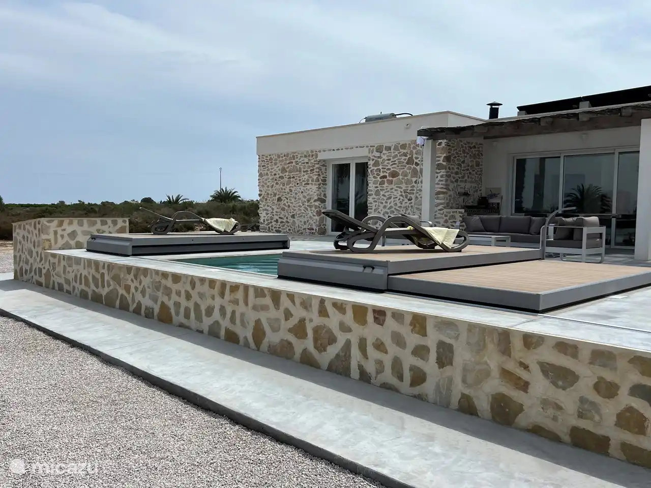 Terrasse avec nouvelle piscine