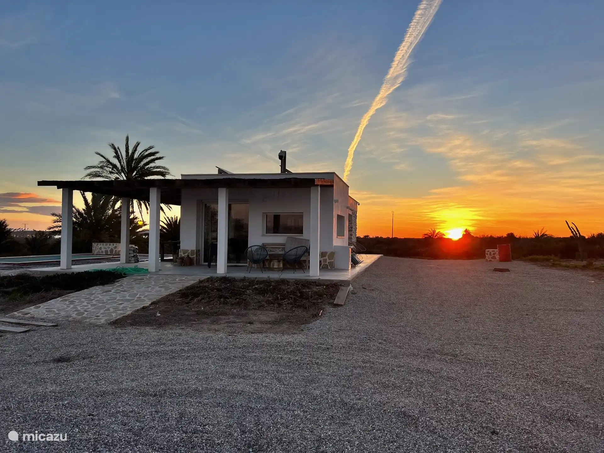 Maison au coucher du soleil