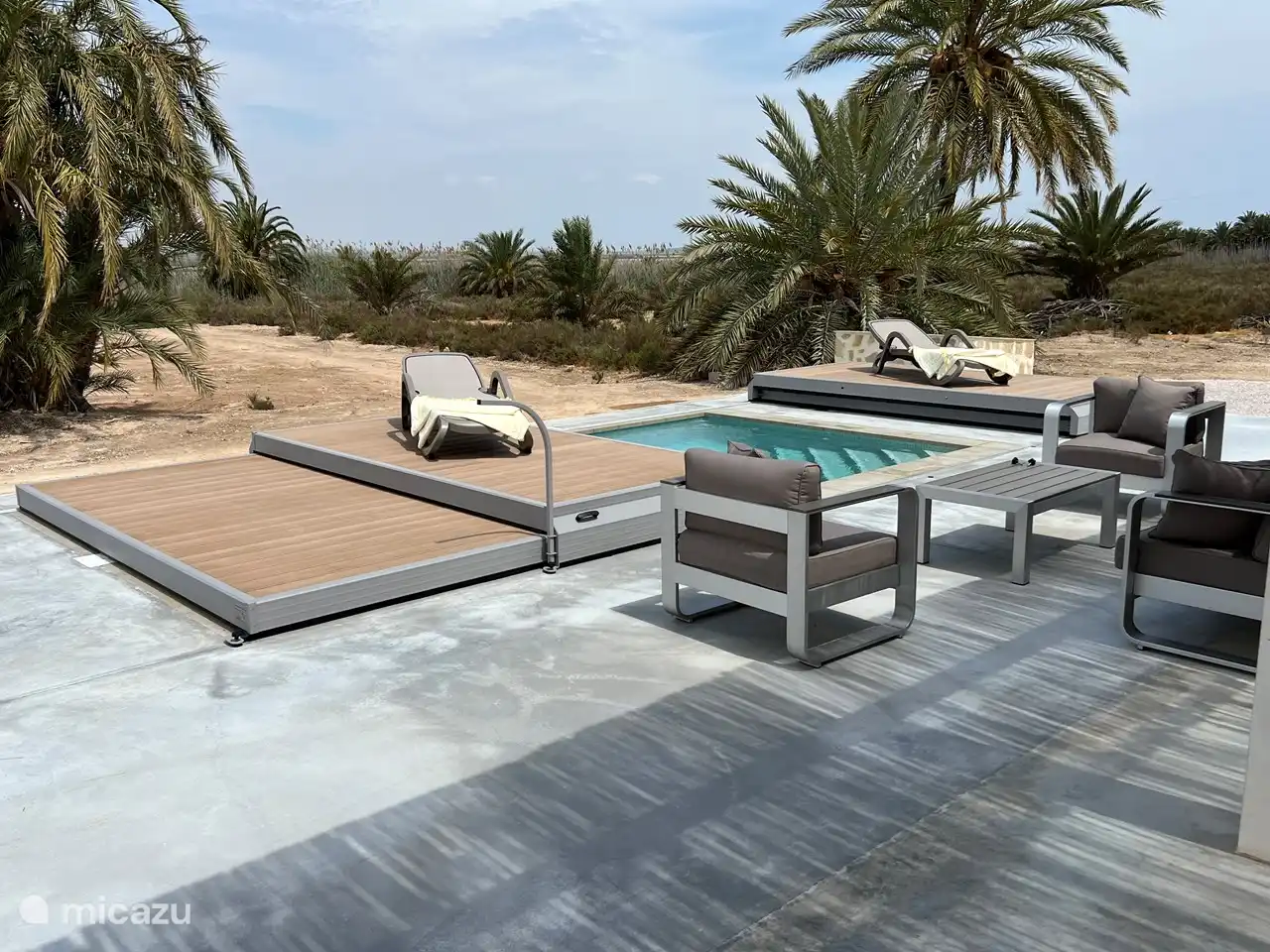 Piscine chauffée avec couverture de piscine sans danger pour les enfants 