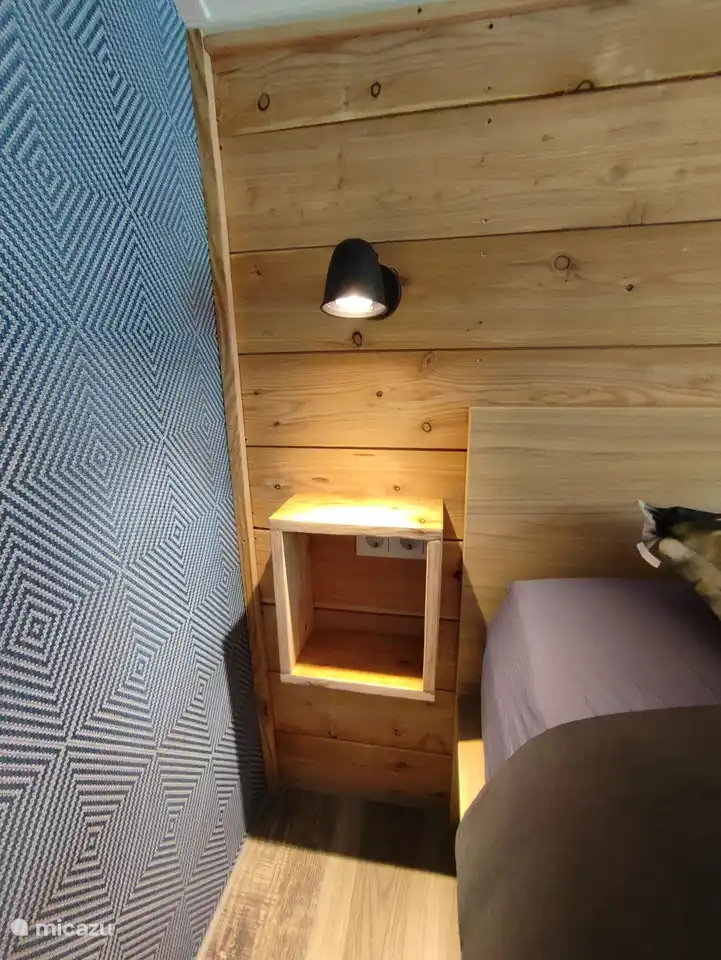 Schöner Nachttisch mit Ladestation.