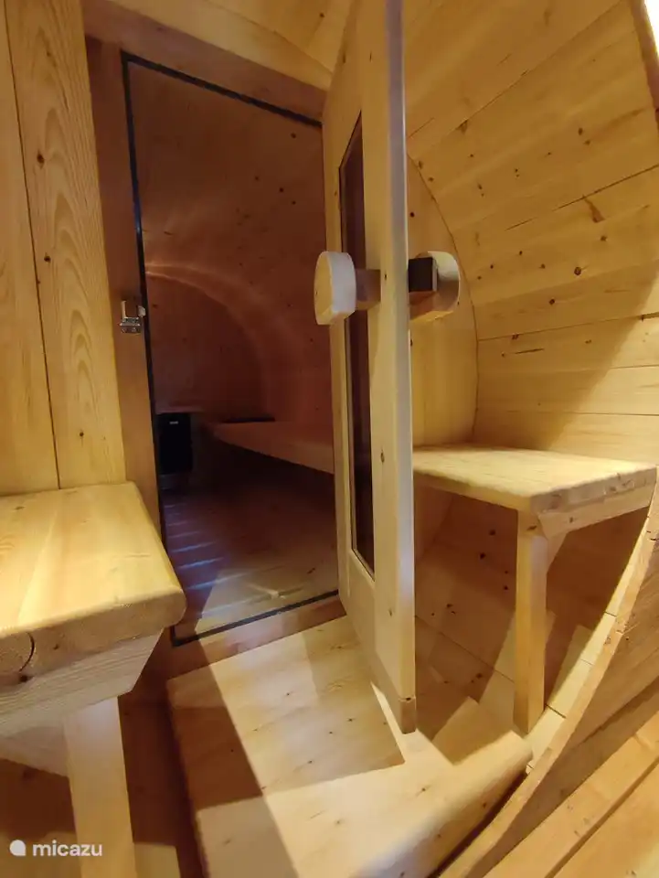 Schau... die Sauna. Es ist so schön, dass Sie sich im Vorraum umziehen und Ihre Badesachen anziehen können.