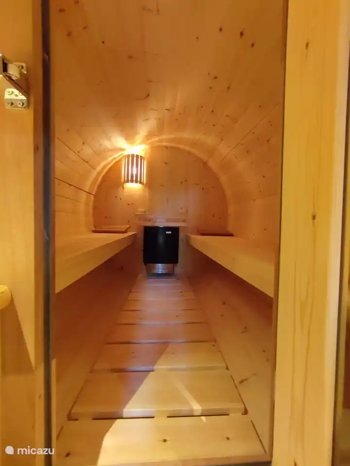 Es ist eine finnische Sauna, aber in puncto Gemütlichkeit könnte man fast von einer Achterhoek-Sauna sprechen.