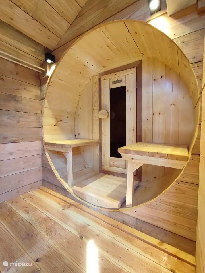 Schau... die Sauna. Es ist so schön, dass Sie sich im Vorraum umziehen und Ihre Badesachen anziehen können.