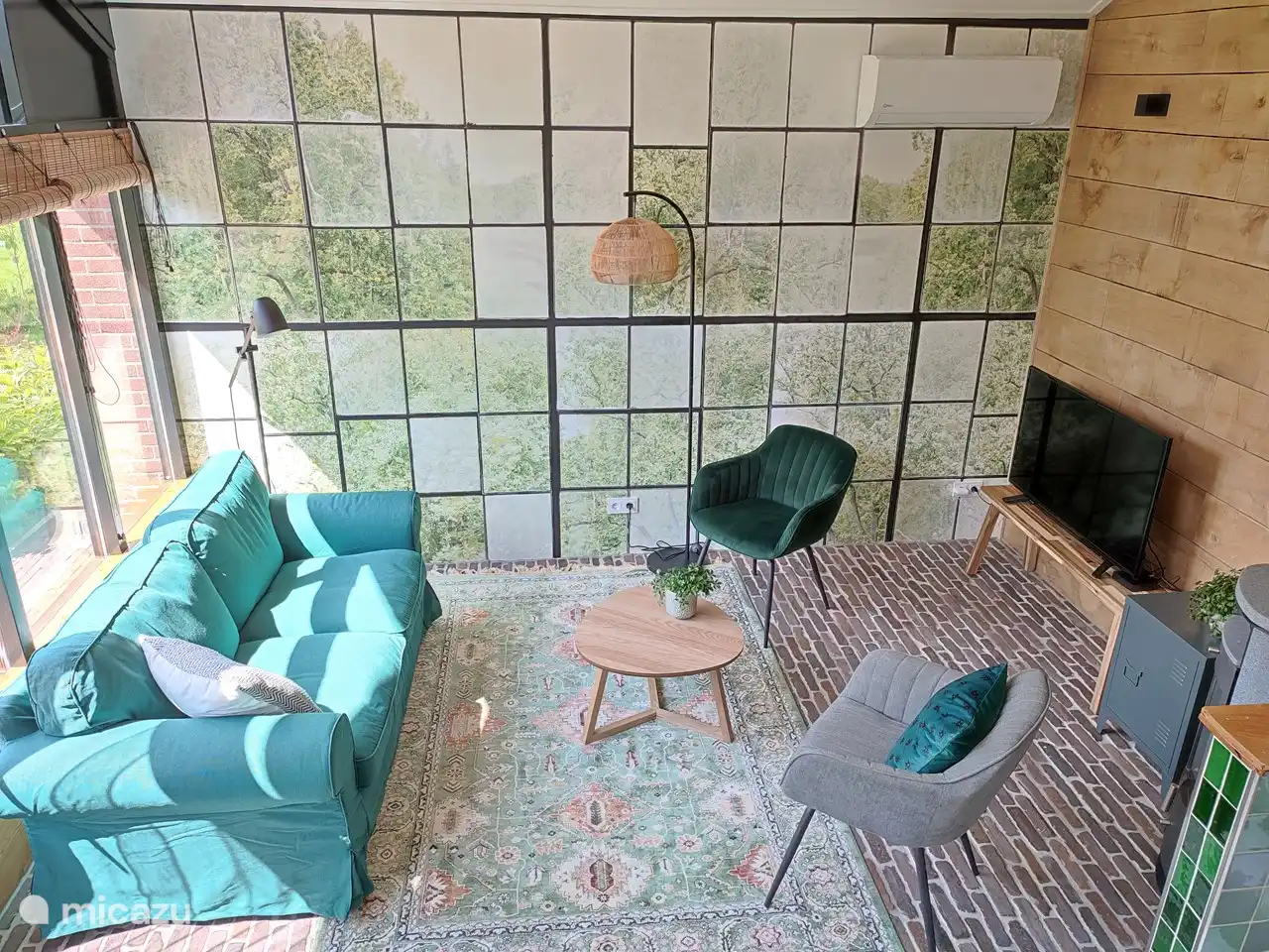 Das Wohnzimmer hat eine gemütliche Ausstrahlung. Der SmartTV bietet Möglichkeiten, sich bei eigenen Streaming-Diensten anzumelden. Wir haben ein komplettes TV-Angebot. Es gibt auch eine Klimaanlage.