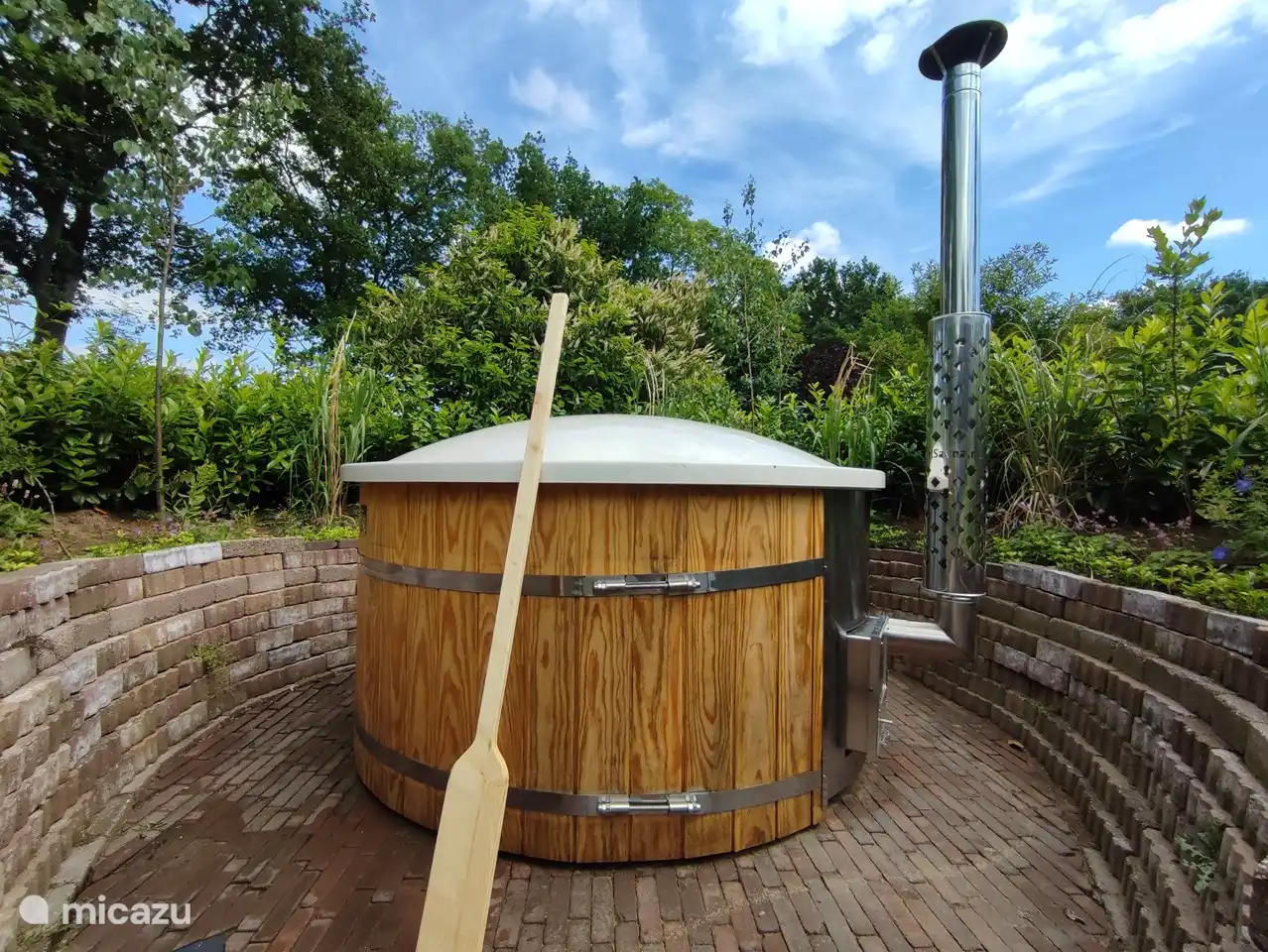 Der Whirlpool wird von uns mit frischem Wasser vorgeheizt. Also bei der Ankunft... reinschnuppern, ein Gläschen trinken und der Urlaub kann beginnen.