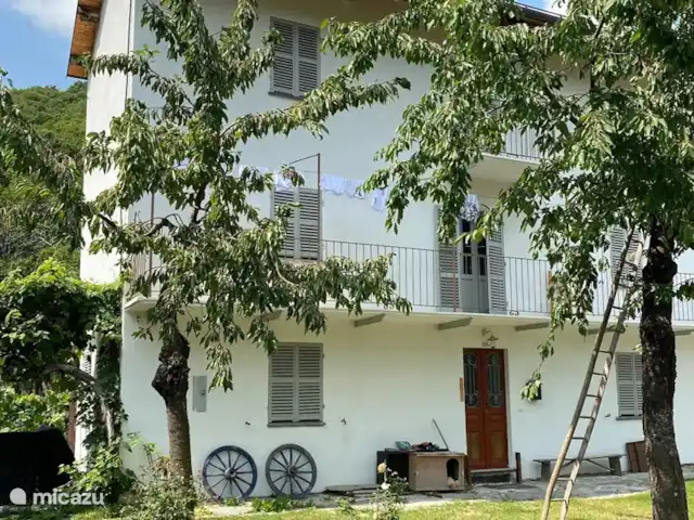 Casa Borgna | Italie, Piémont, Pamparato - maison de vacances Trampoline dans le jardin.