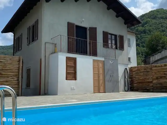 Casa Borgna | Italie, Piémont, Pamparato - maison de vacances La piscine chauffée avec sauna et bain à remous.