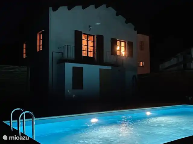 Casa Borgna | Italie, Piémont, Pamparato - maison de vacances Notre piscine la nuit. Avec le bain à remous et le sauna, un véritable paradis du bien-être.