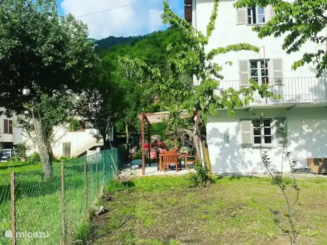 Casa Borgna | Italie, Piémont, Pamparato - maison de vacances Petit déjeuner sous les raisins.