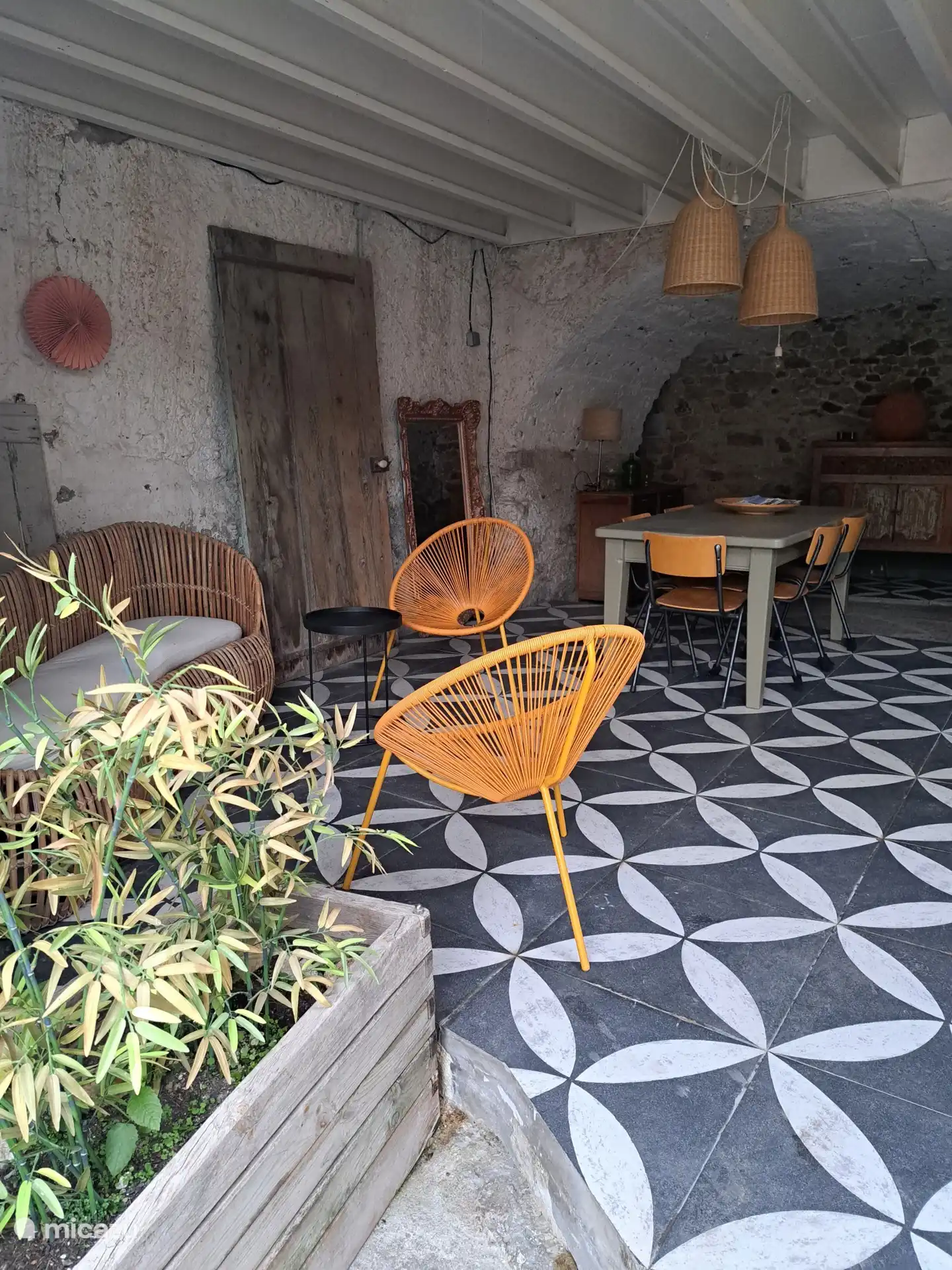 In de centrale hal staat een loungeset en tafel waar de gasten van Olive, die aansluitend aan de centrale hal is, gebruik van mogen maken. 