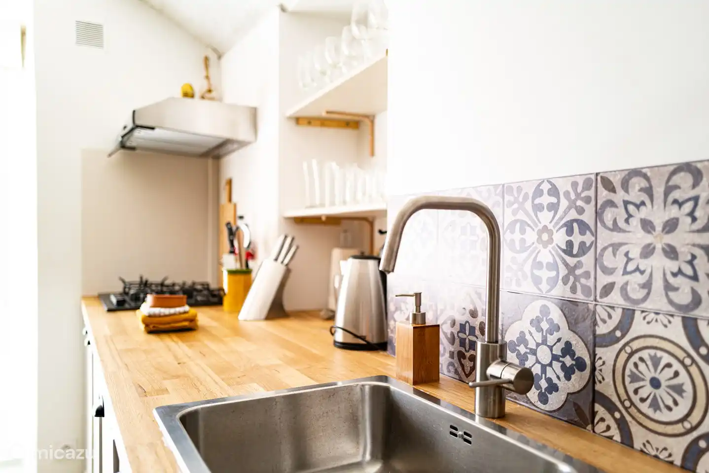 Küche mit Wasserkocher und Dolce Gusto