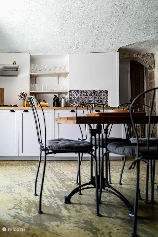 Essgarnitur mit 6 Stühlen.