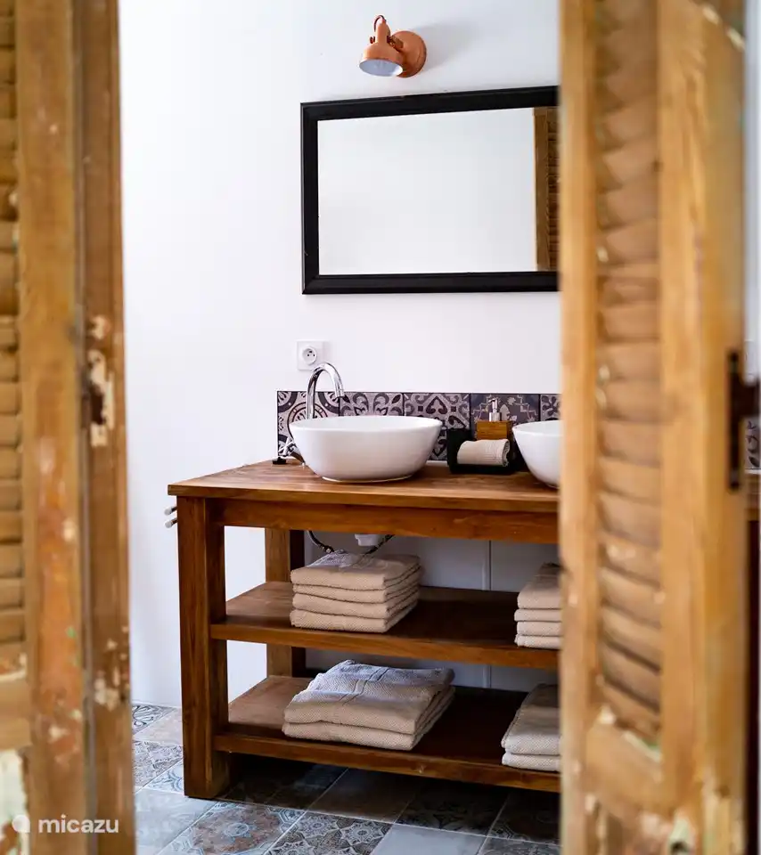 Durch Lamellentüren zum Badezimmer