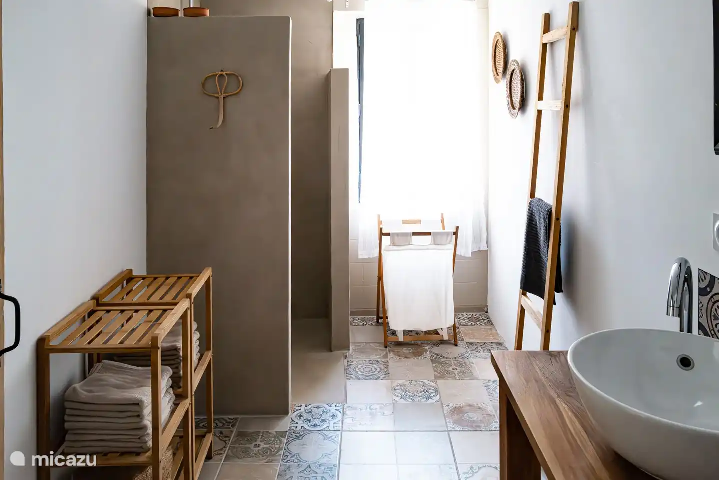 Begehbare Dusche und Badezimmer mit Fenster