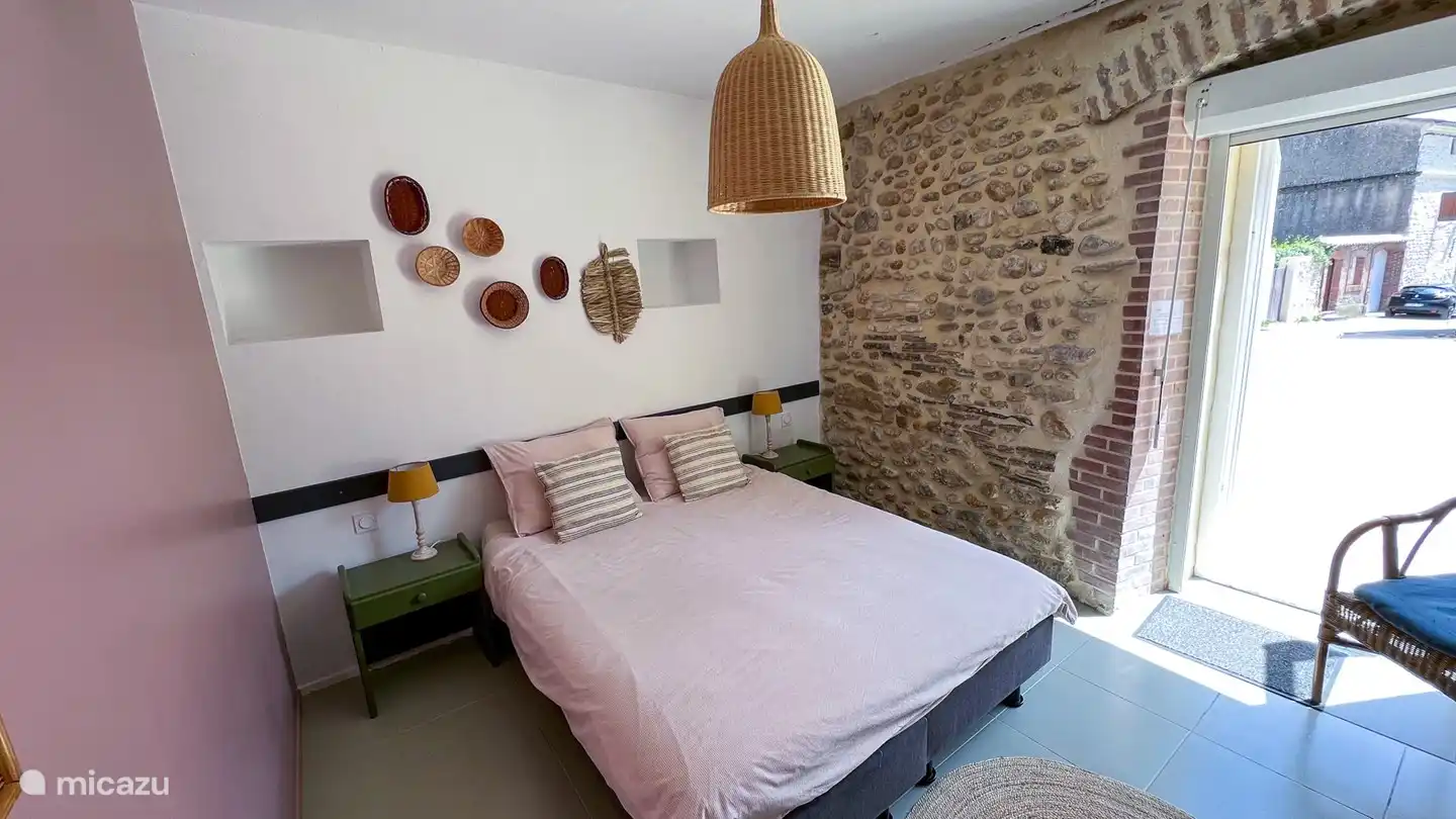 1. Schlafzimmer mit 2-Personen-Boxspring (160x200 cm)