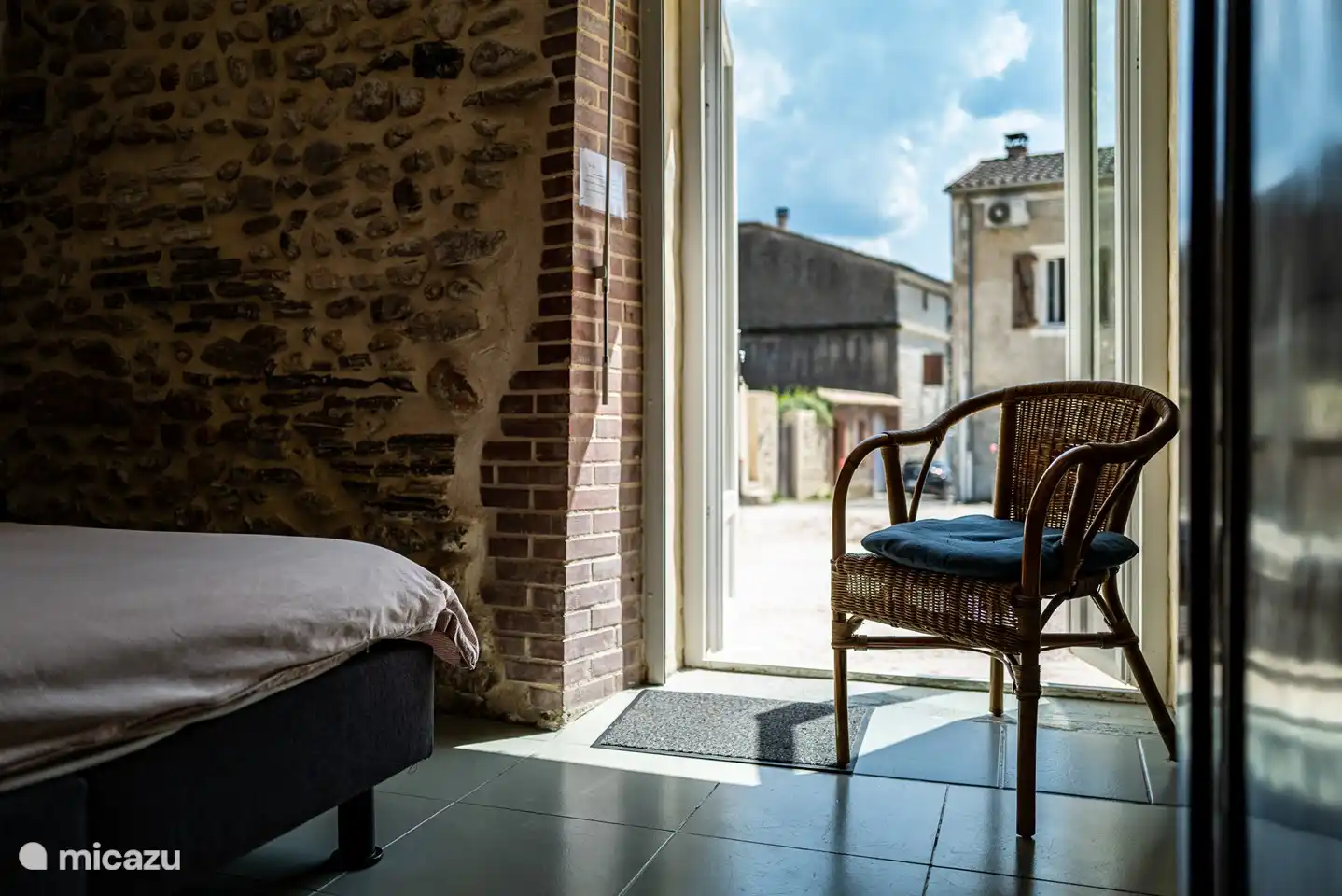 Fenstertüren mit Fensterläden und Rollladen gegen das (Sonnen-)Licht