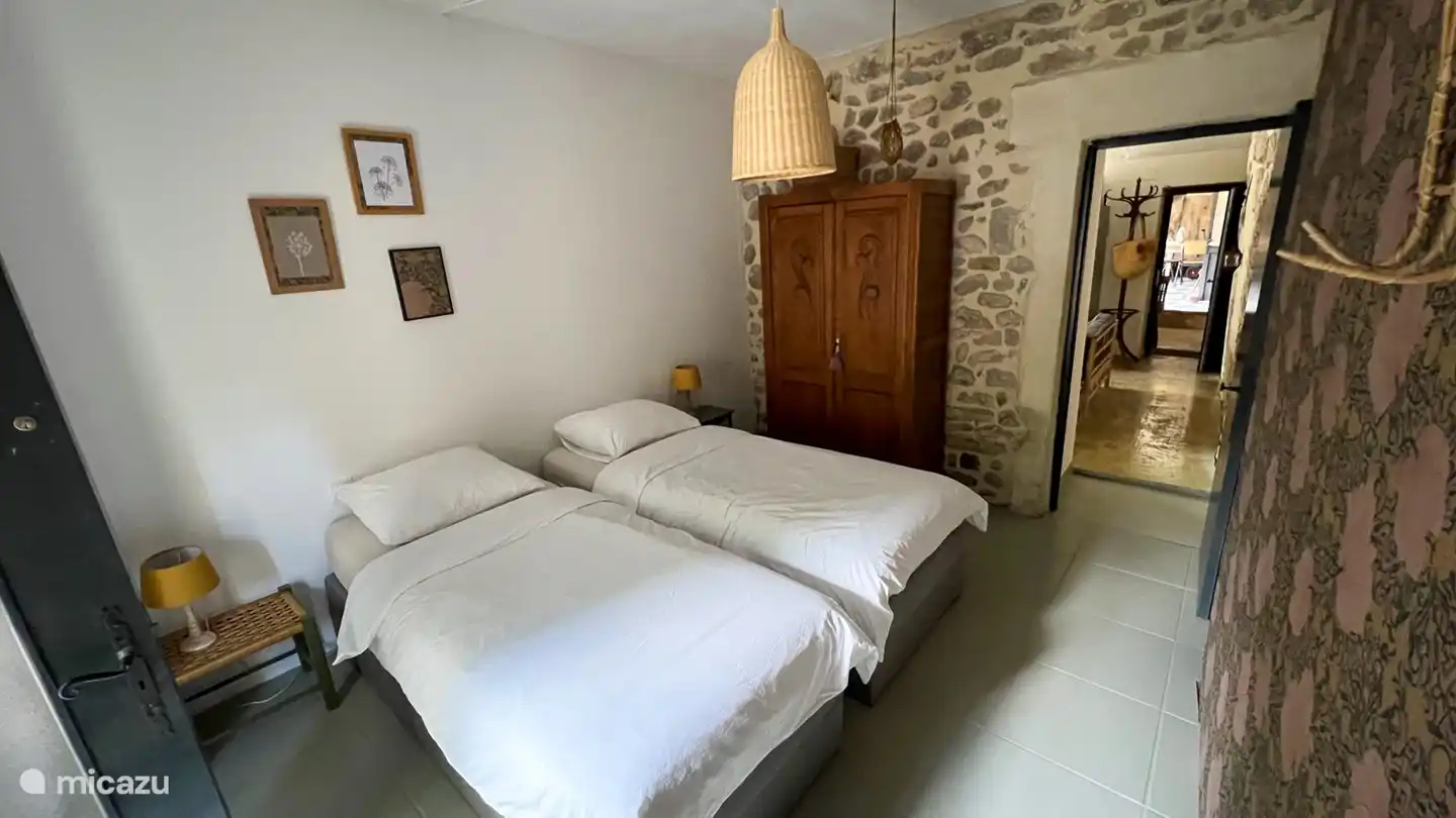 2. Schlafzimmer mit 2 separaten Boxspringbetten für 1 Person (80 x 200 cm).