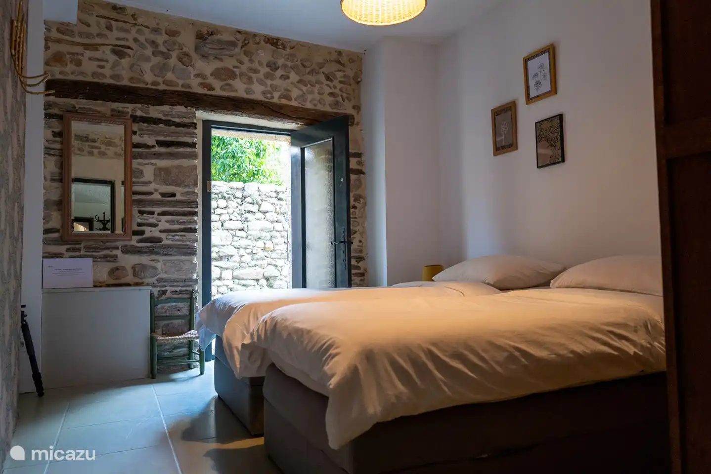 Mit Tür, die für frische Luft geöffnet werden kann.