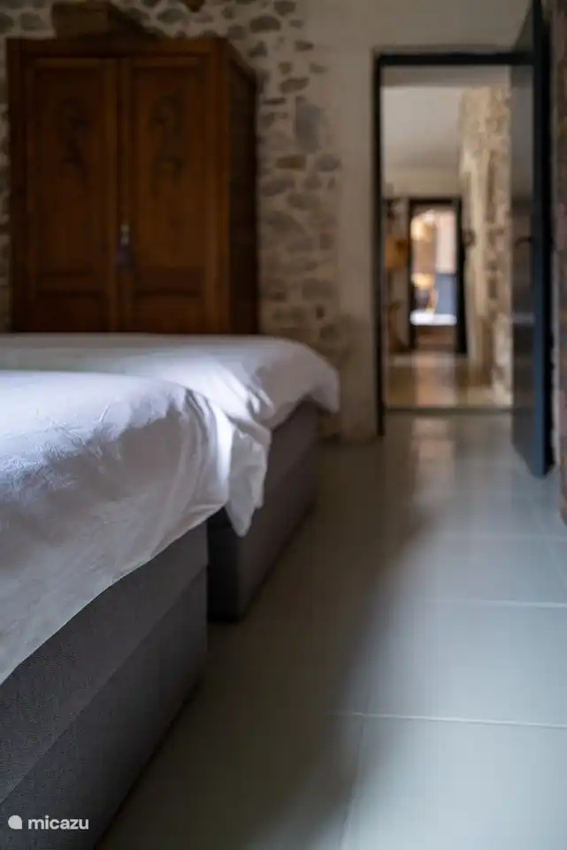 2. Schlafzimmer mit Blick auf den Wohnbereich.