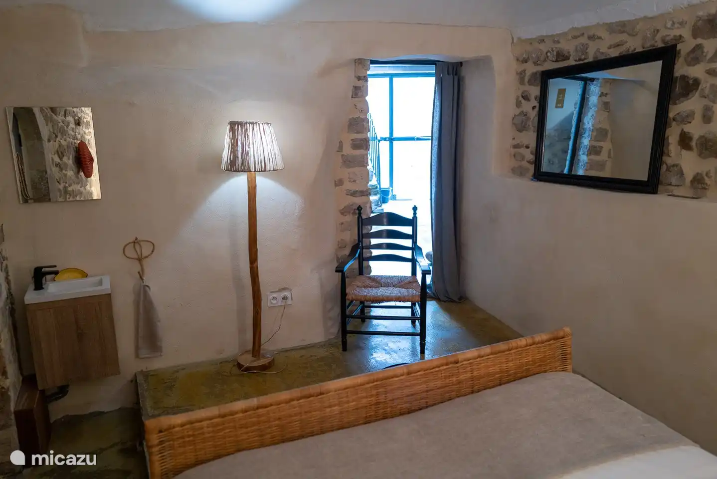 3. Schlafzimmer mit zusätzlichen Badezimmermöbeln