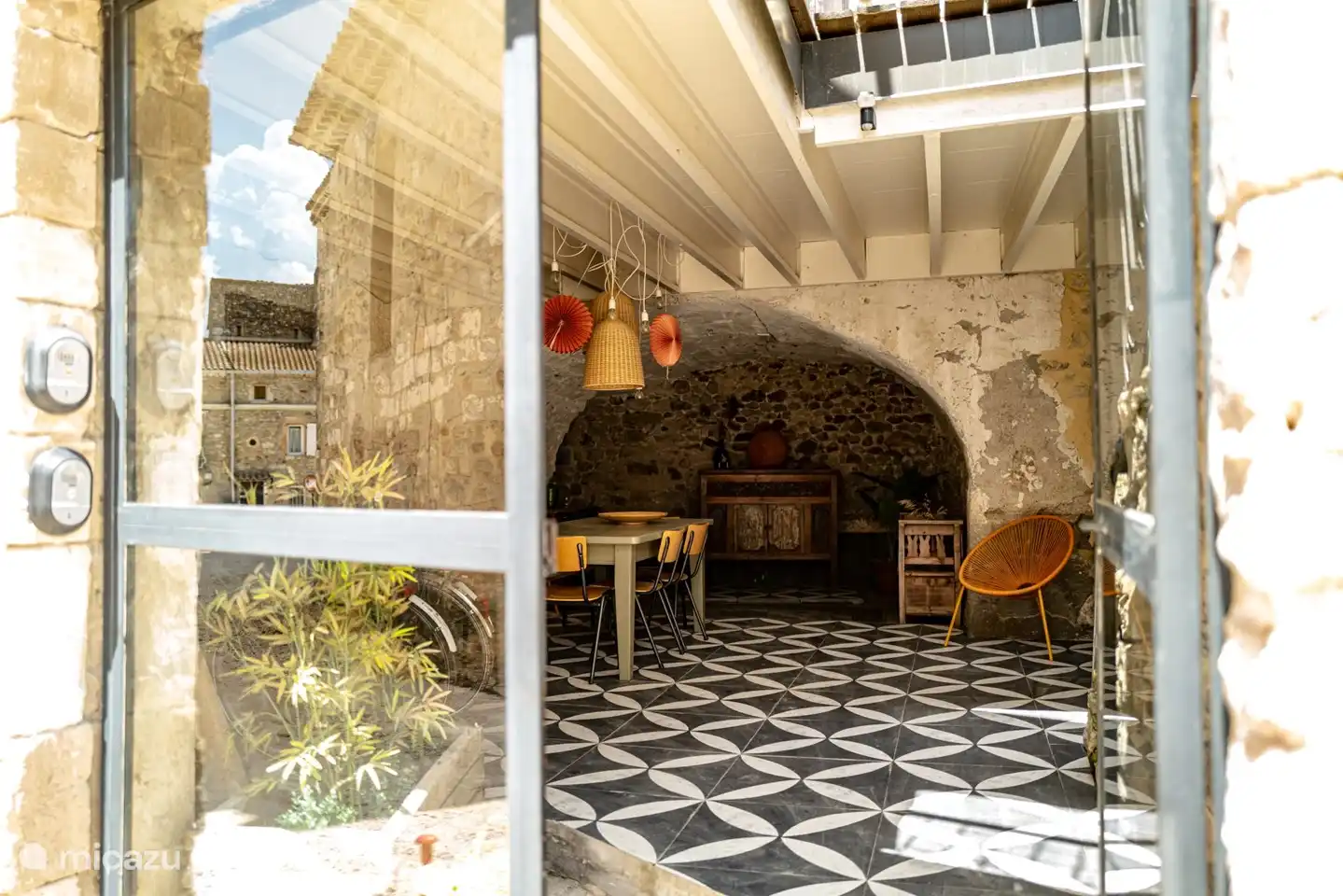 Eingangstür zur zentralen Eingangshalle (Coeur) der Gîtes