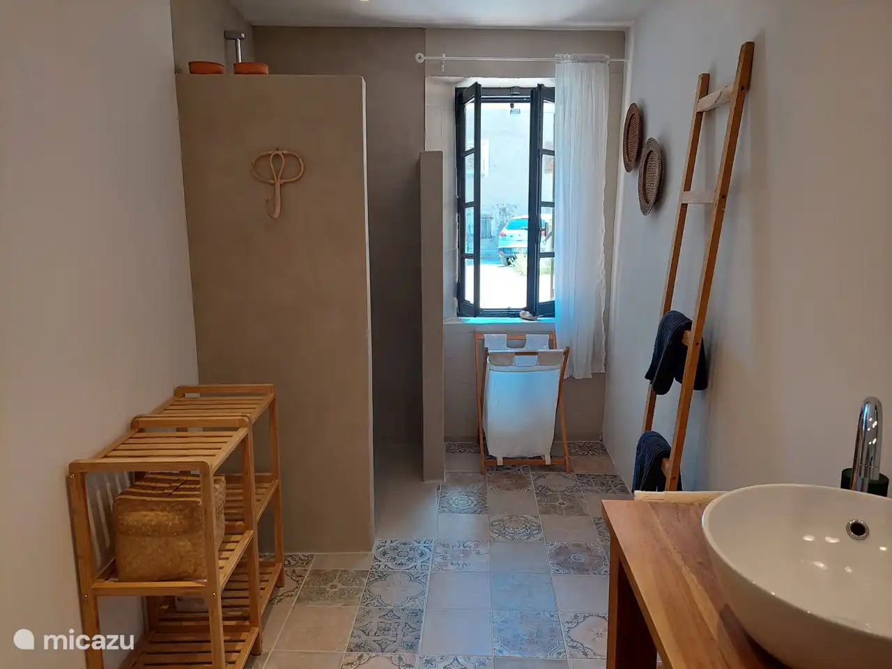 Badezimmer mit ebenerdiger Dusche