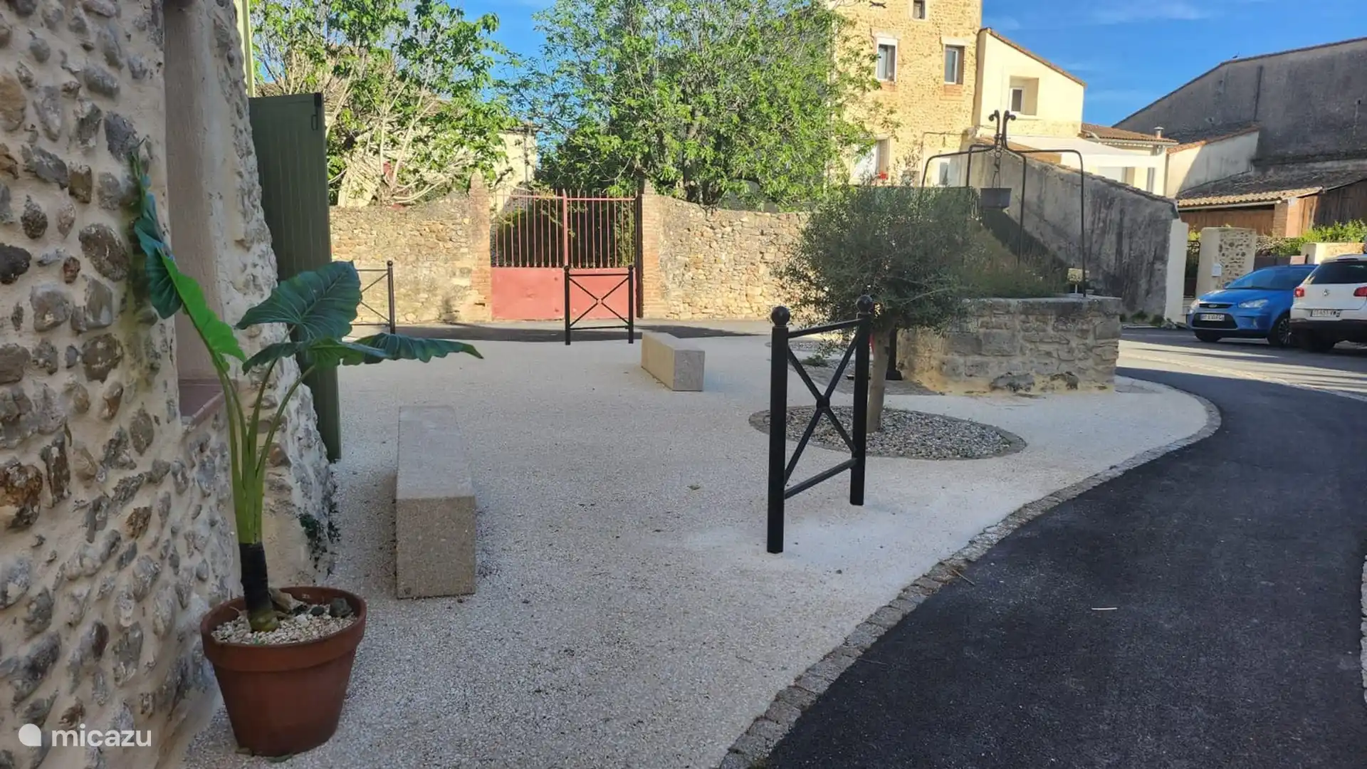 Dorfplatz direkt beim Ferienhaus Olive