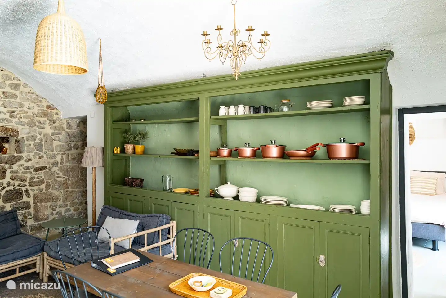 Ausreichend Geschirr und Pfannen für 6 Personen