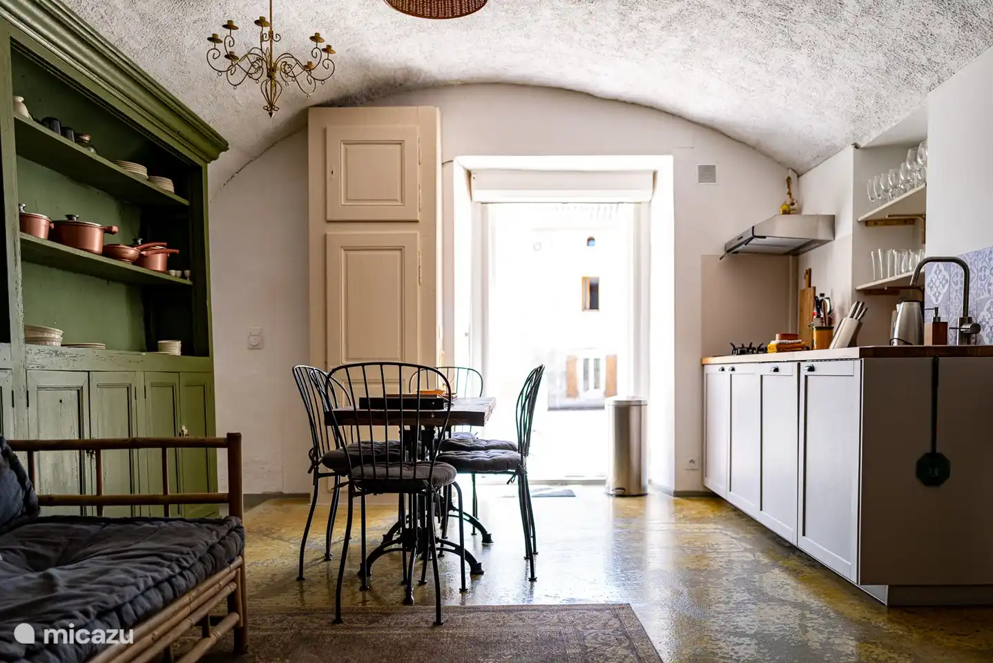 Mit Terrassentüren nach außen