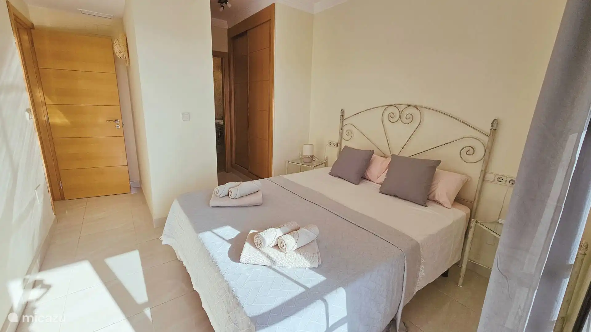 1 der 2 Schlafzimmer. Eigenes Badezimmer