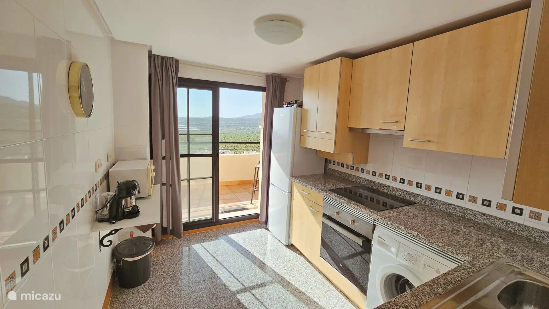 Küche mit Waschmaschine und Geschirrspüler