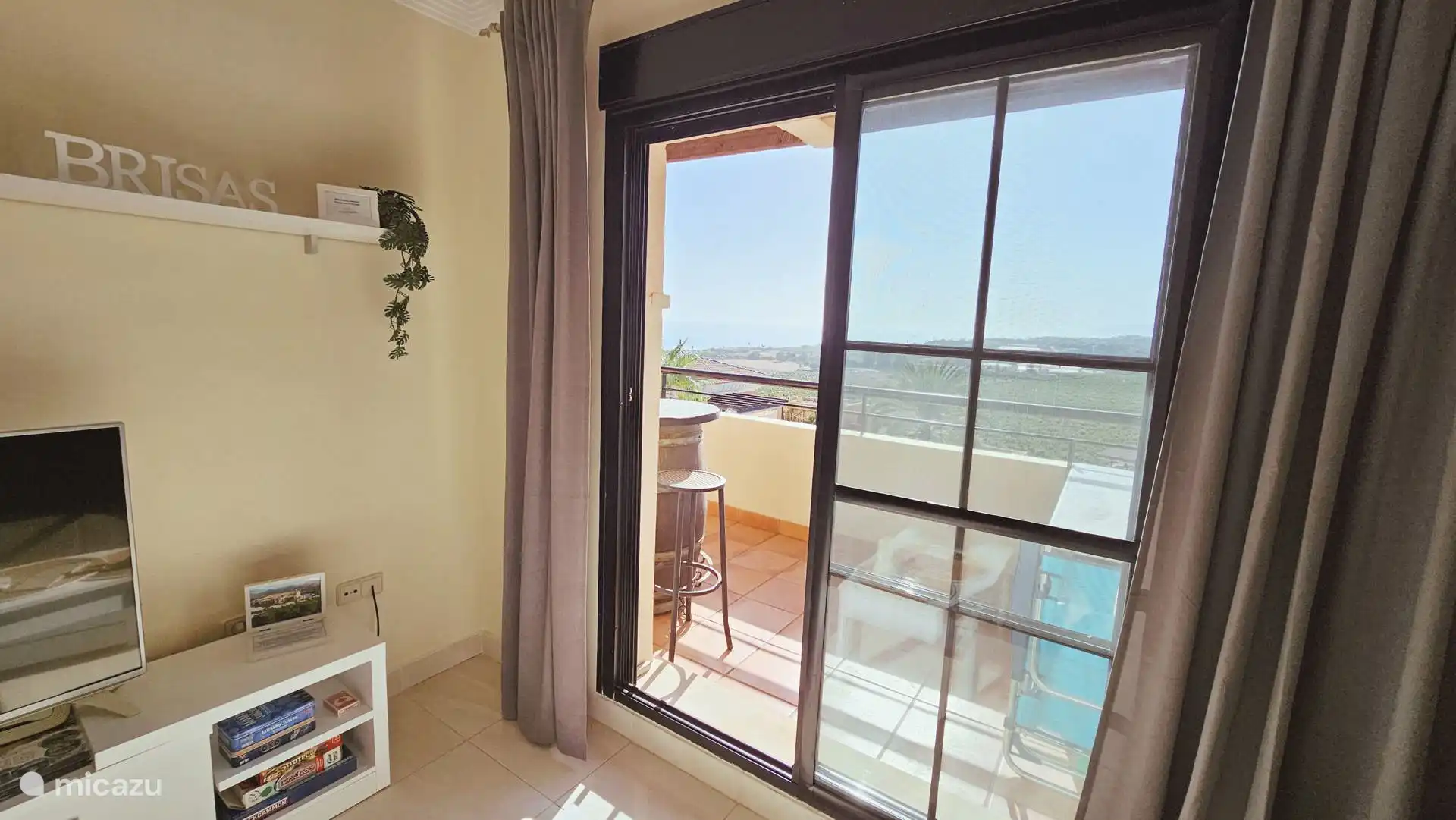 Wohnzimmer mit Zugang zur 1. Terrasse