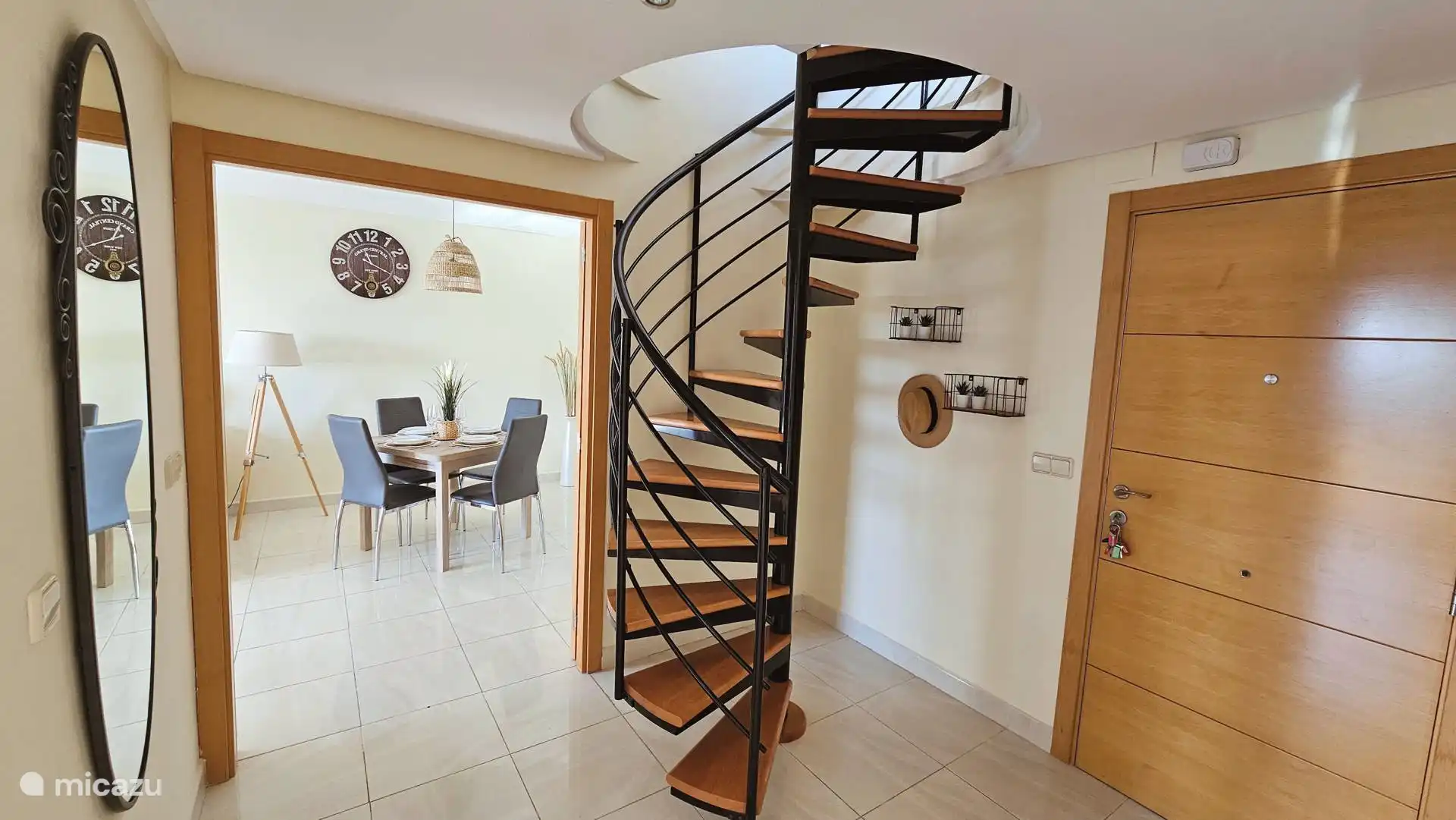 Flur mit Treppe zur 2. großen Terrasse