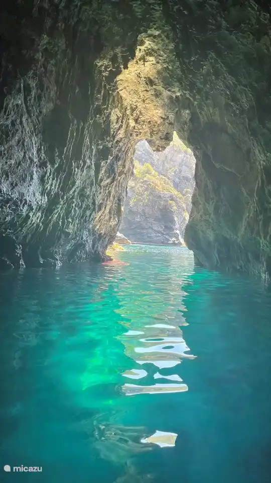 Höhlen auf der Rückseite der Insel