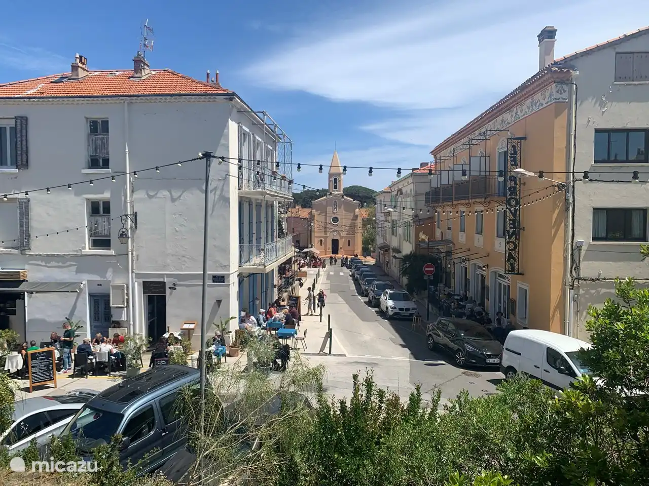 15 Gehminuten vom gemütlichen Dorf Giens mit vielen Restaurants entfernt