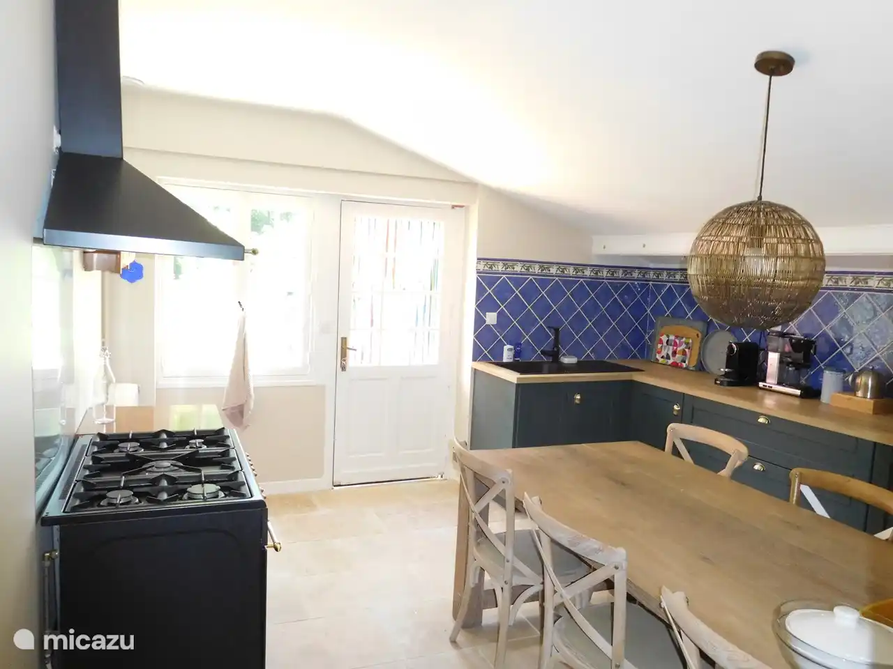 Die renovierte Küche mit Herd, Backofen, Geschirrspüler, Kombikühlschrank und Spülmaschine