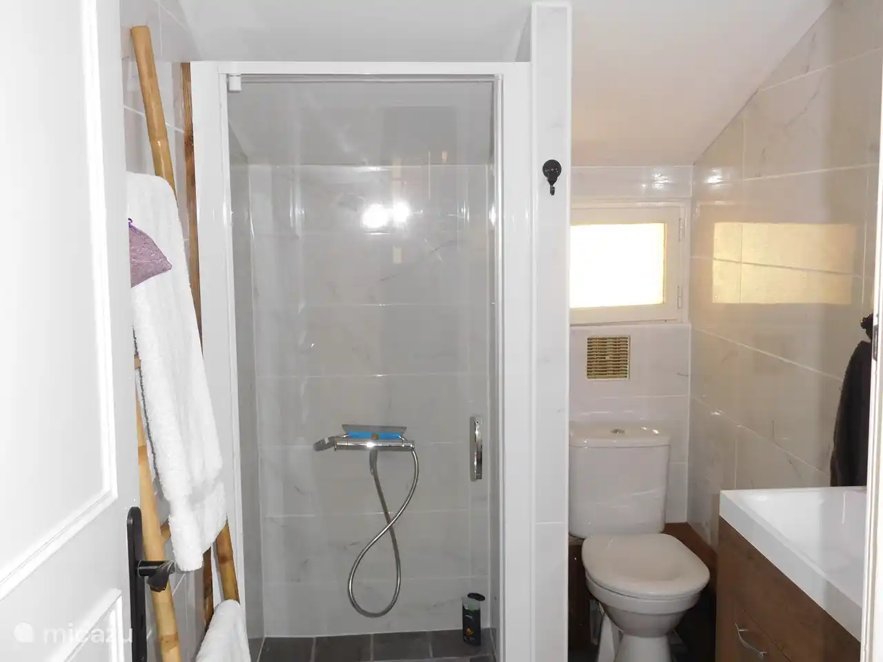 Renoviertes Badezimmer mit Regendusche