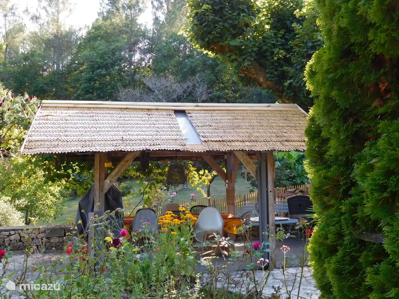 Auf der Terrasse, und natürlich unter dem Dach, lässt es sich sowohl tagsüber als auch abends wunderbar entspannen.